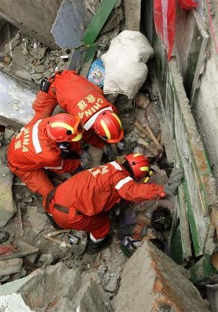 救援人员发现遇难孩子的尸体