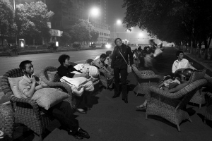 防范余震 成都市民昨夜重上街头