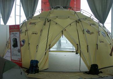 会展上的最大帐篷