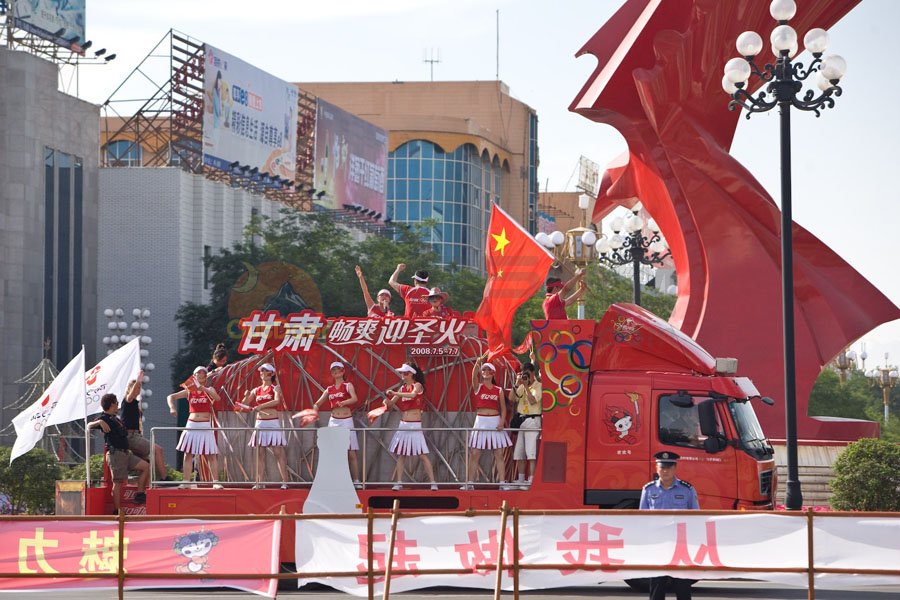 德国徒步摄影师零距离接触奥运火炬(组图)