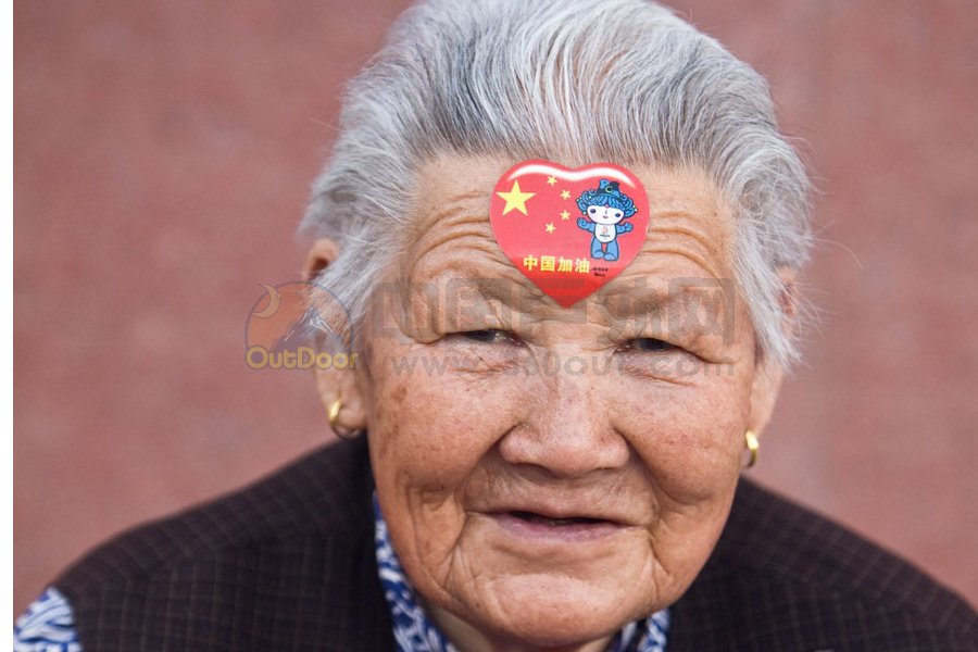 德国徒步摄影师零距离接触奥运火炬(组图)