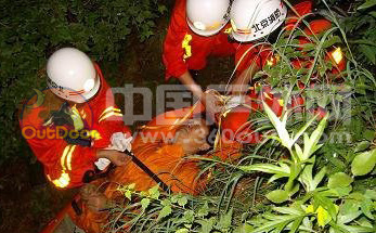 北京消防队救援被困登山男子