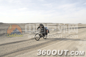 南京探险家骑单车穿越罗布泊
