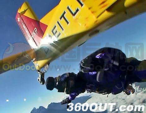 3名冒险家跳伞成功飞越珠峰