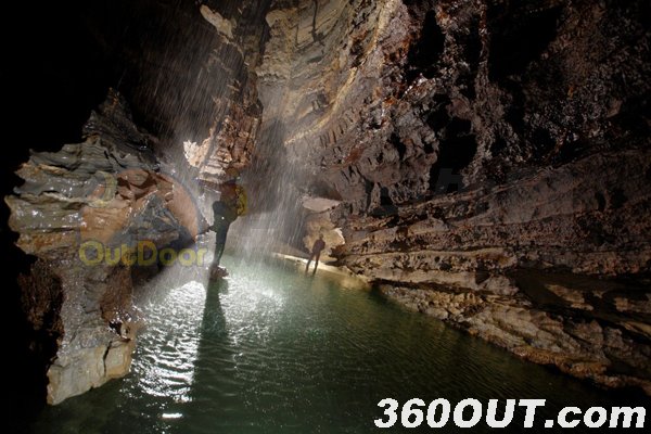 国际探险队发现中国千米洞穴