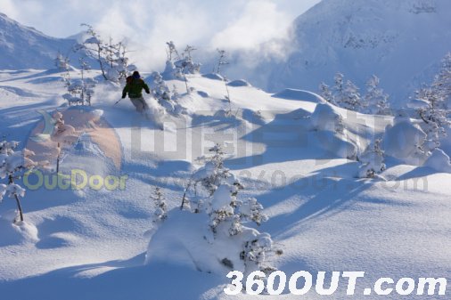 新疆雪莲山高尔夫滑雪场迎客