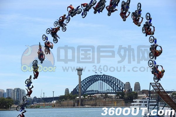澳洲摩托车手完成空翻壮举
