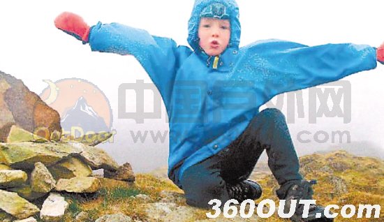 英国6岁男童征服214座山峰