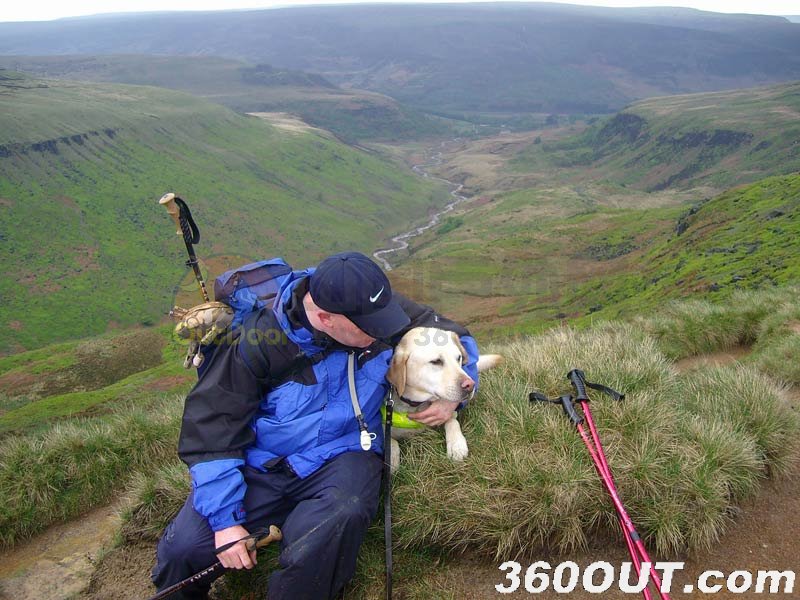 英国盲人携户外犬将徒步高原
