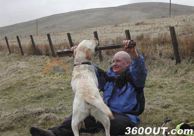英国盲人携户外犬将徒步高原