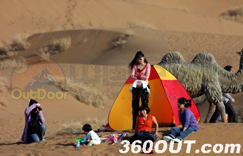 新疆库木塔格沙漠徒步挑战赛开赛