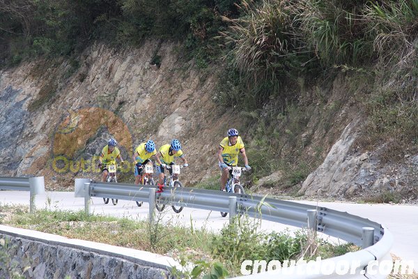 [第二赛段] 8公里山地自行车赛段争夺（组图）