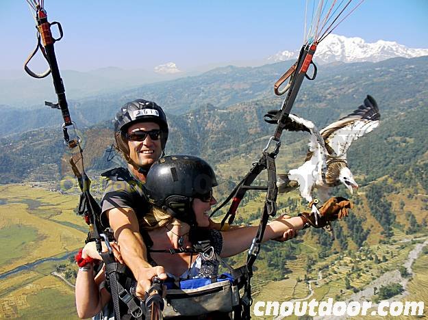 尼泊尔滑翔驯鹰探险运动渐流行