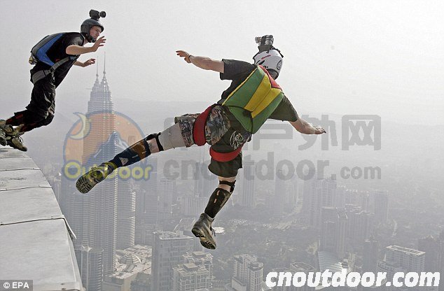 极限爱好者马来西亚挑战400米低空跳伞