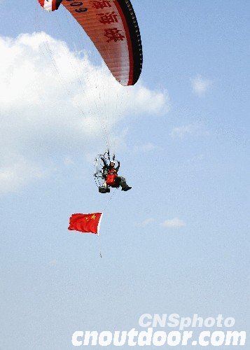 中国动力伞飞行员驾滑翔伞飞越渤海海峡