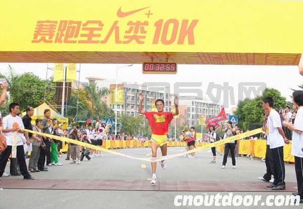 两万人于广州大学城参加10公里挑战赛