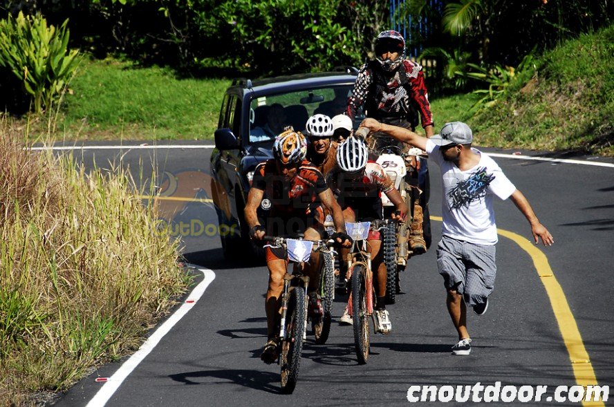 哥斯达黎加举行征服者山地自行车挑战赛