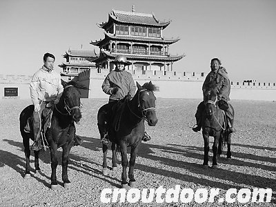 北京至伦敦骑马友谊大穿越团队到达嘉峪关