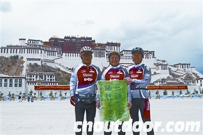武汉三位老人骑行1600公里到拉萨