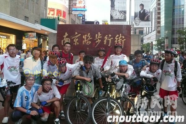 大连大学生骑行1200公里来上海看世博