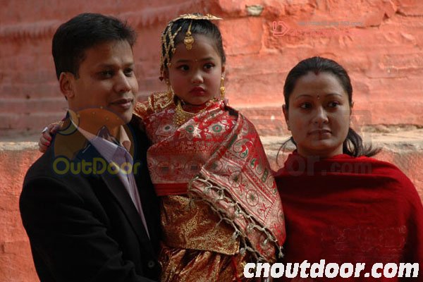 充满神秘的尼泊尔 未婚少女要和水果结婚