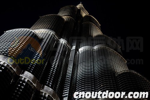 法国蜘蛛人攀爬世界第一高楼迪拜哈利法塔