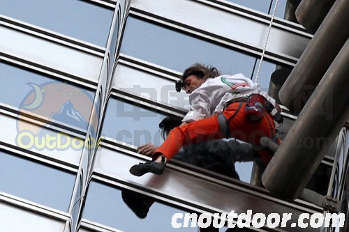 法国蜘蛛人攀爬世界第一高楼迪拜哈利法塔