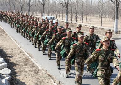 北京武警万余新兵负重15公斤40余公里徒步行军