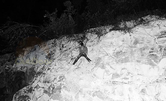 男子深夜攀岩被困山腰 丽水消防架梯救人
