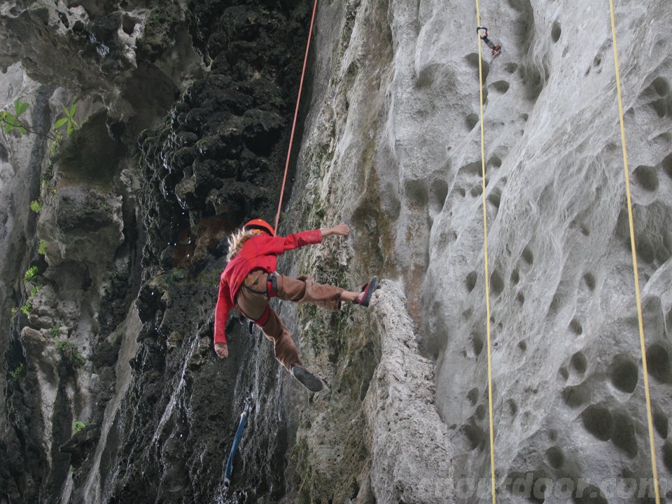 9岁法国男孩挑战高难度攀岩线路