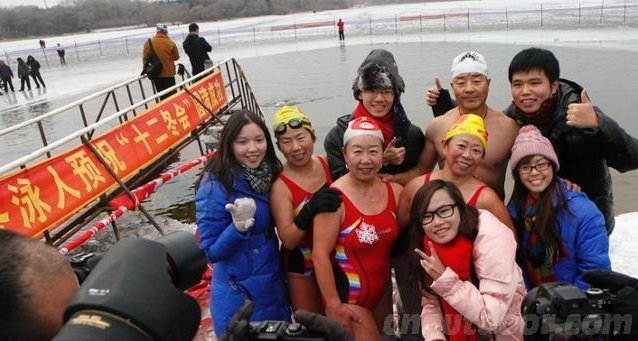 188名台湾大学生长春参观冬泳者破冰戏水