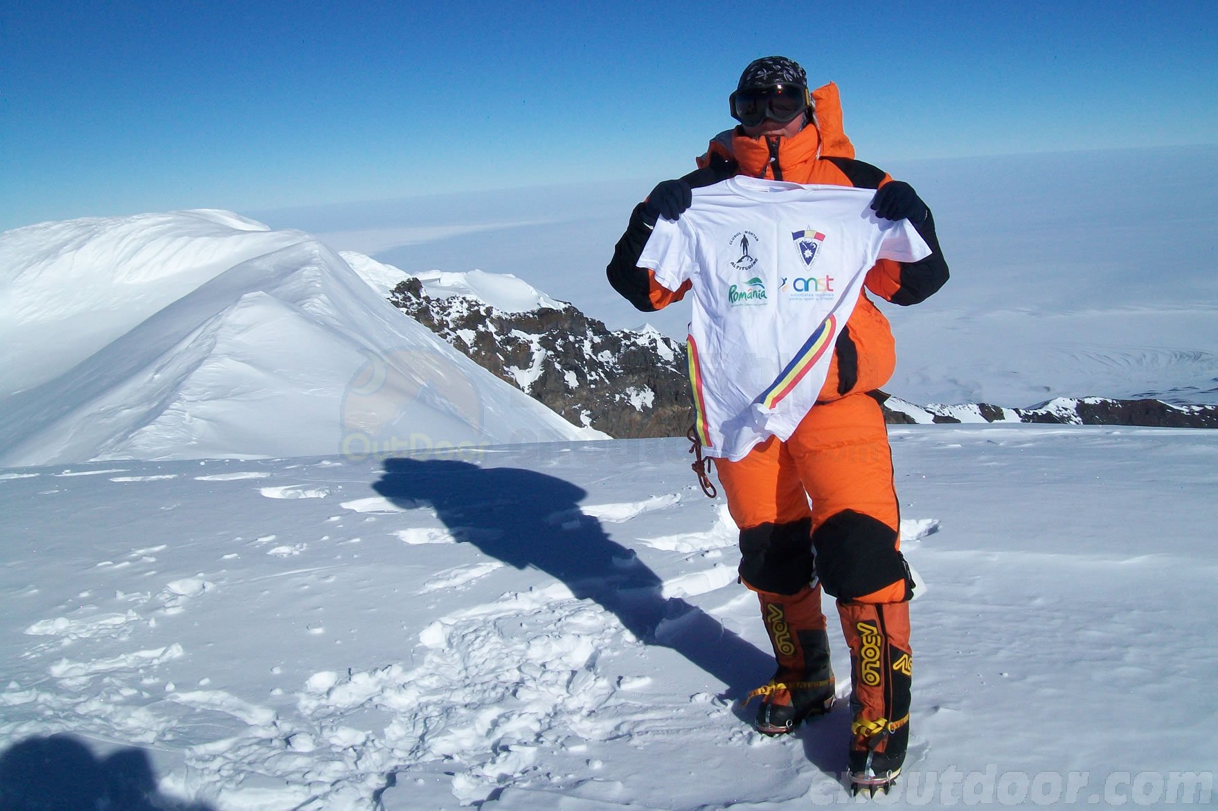 罗马尼亚女登山家成首位登顶南极洲最高火山女性