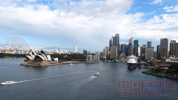 全球最大豪华游轮“玛丽女王二号”驶离悉尼港
