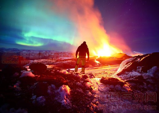 摄影师冒险拍摄绚丽北极光和发光火山熔岩