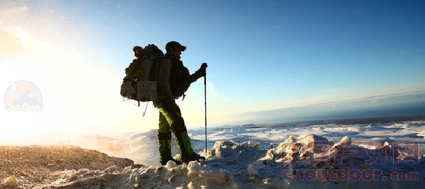 摄影师冒险拍摄绚丽北极光和发光火山熔岩