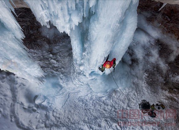 惊险！美国攀冰家拍档挑战150英尺冰瀑
