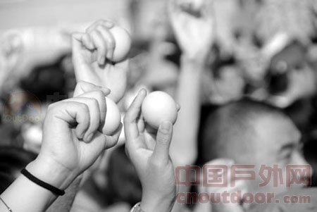 上海2000人徒步募集善款：让孩子吃上鸡蛋