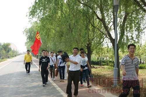纪念五四 济宁铁通举办徒步活动