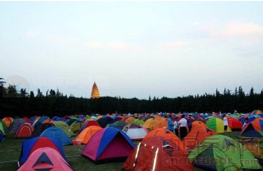 万名驴友在河南三门峡参加万人帐篷节