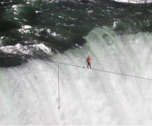美探险家创百年记录，高空横穿尼亚加拉瀑布