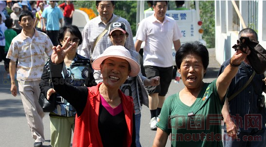 威海百名登山发烧友组团体验徒步乐