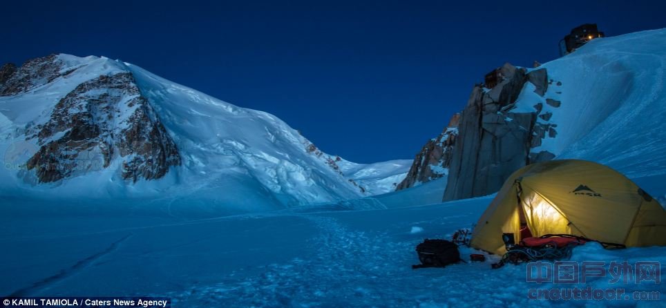 阿尔卑斯山冰洞：美得令人窒息(组图)