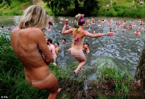英国数千人举行户外裸泳派对 欲破世界纪录（组图）
