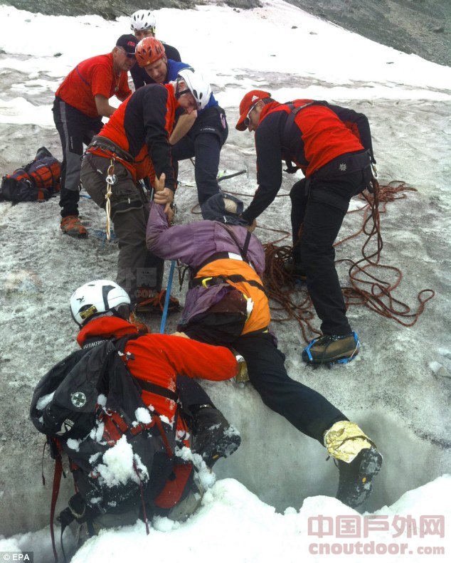 德国老人登山掉入海拔3千米冰缝 6天后幸运获救(图)