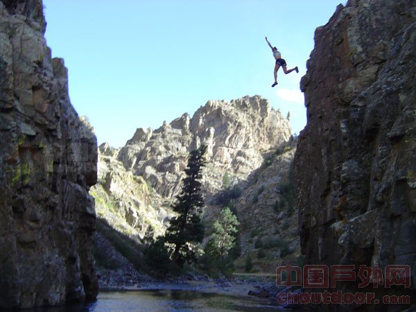 10 Tips On How To Cliff Jump Without Getting Hurt