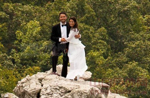 情侣身着礼服攀岩270米 陡峭峰顶举行婚礼