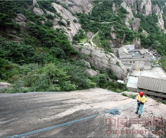 中国本土“蜘蛛侠”攀岩绝壁清除垃圾