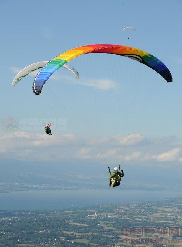 滑翔伞爱好者乘风飞行 俯瞰日内瓦