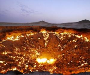 摄影师穿越沙漠拍摄"地狱之门"气坑美景