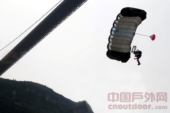 40余名极限运动员成功挑战世界第一悬索桥